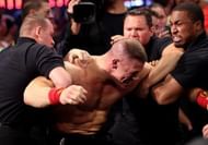 सिक्योरिटी गार्ड्स जॉन सीना को रोकते हुए